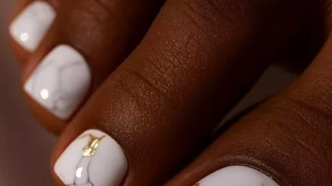 9 diseños de uñas blancas con dorado que puedes usar en los pies para lucir en natación
