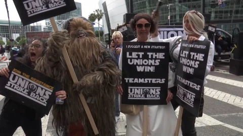 Manifestación en Los Ángeles; sindicatos se unen y marchan en favor de guionistas de Hollywood en huelga.