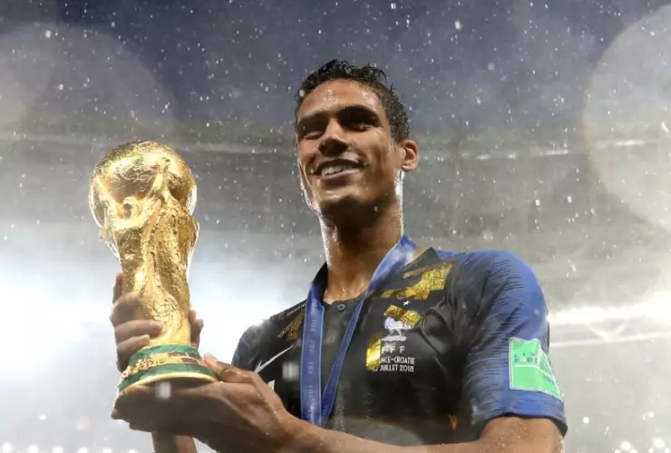 Varane sosteniendo el trofeo del campeón del mundo de la FIFA