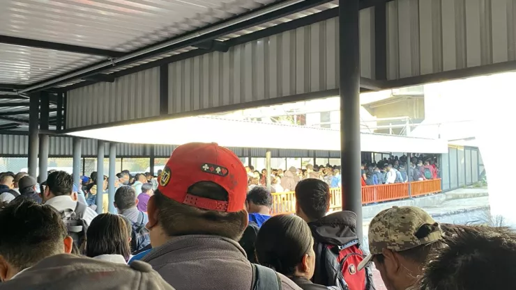 Una importante cantidad de personas hacen fila para poder ingresar al Metro CDMX
