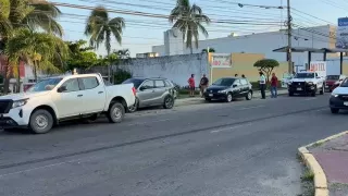 Camioneta se da a la fuga tras primer choque y termina impactando 4 autos más en Coatzacoalcos