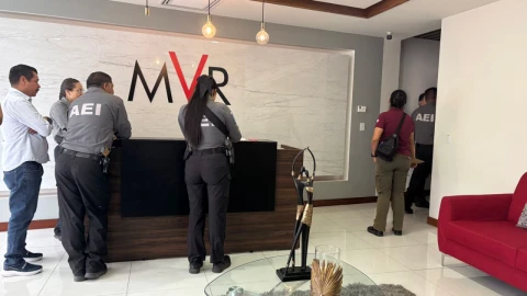 Fiscalía catea empresa por denuncias de estafa en vehículos