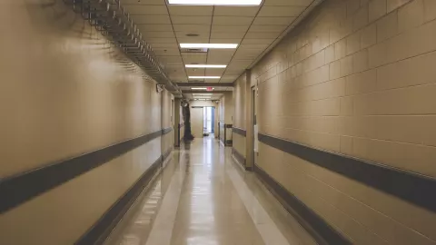 Trabajadores del hospital encontraron a la enfermera muerta en un consultorio, con golpes en el rostro