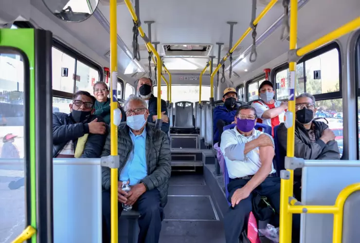 Hay transporte gratis para que adultos mayores reciban vacuna en CU