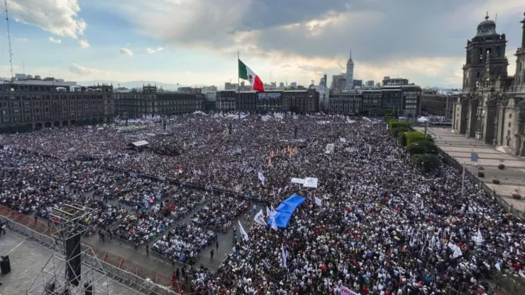 miles de simpatizantes asisten a la Concentraci&oacute;n de AMLO en el Z&oacute;calo de la CDMX