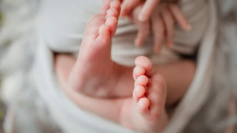 muere bebé luz solar dieta prana