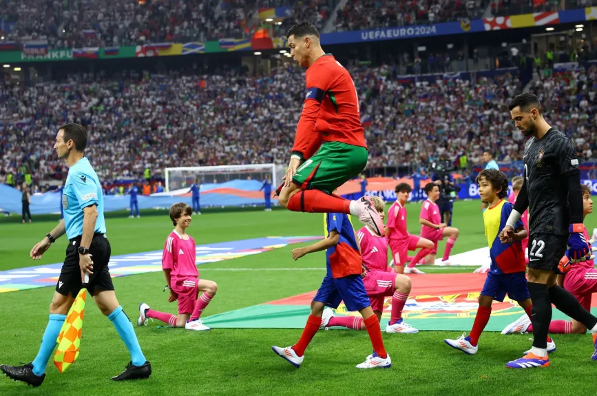 Cristiano Ronaldo entra al terreno de juego para el inicio del partido ante Eslovenia.jpg