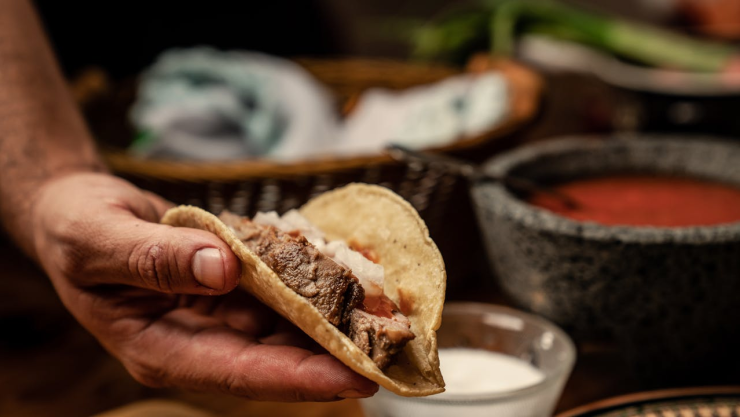 Taco de carne con salsita.