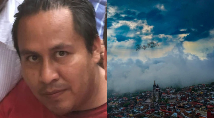 A la izquierda el rostro en primer plano de un hombre de mediana edad, con el pelo oscuro peinado hacia atrás y una camiseta roja. A la derecha, una vista aérea del Pueblo Mágico Cuetzalan cubierto de niebla, con tejados de terracota y una iglesia prominente con una torre del reloj, bajo un cielo nublado y dramático.