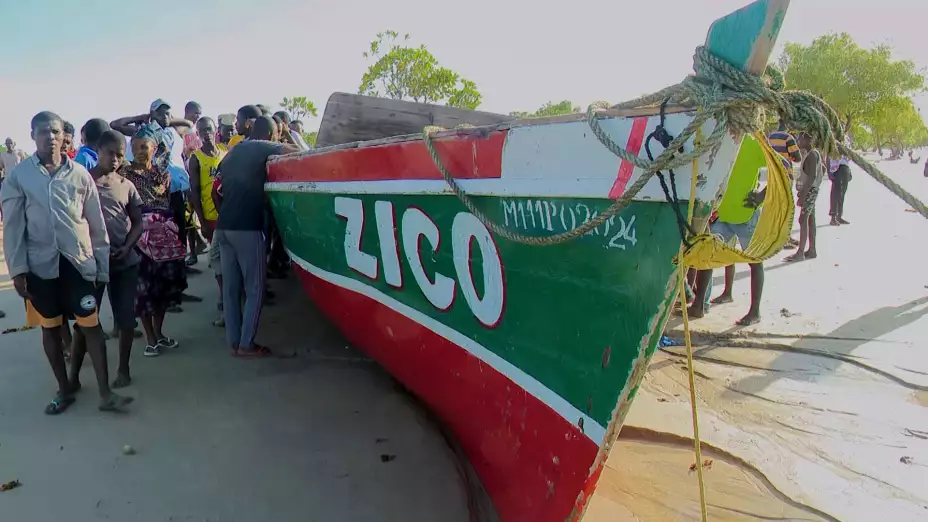 Bote que se accidentó frente a la costa norte de Mozambique.