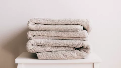 ¿Cómo devolverle la suavidad a tus toallas de baño viejas? Este es el truco