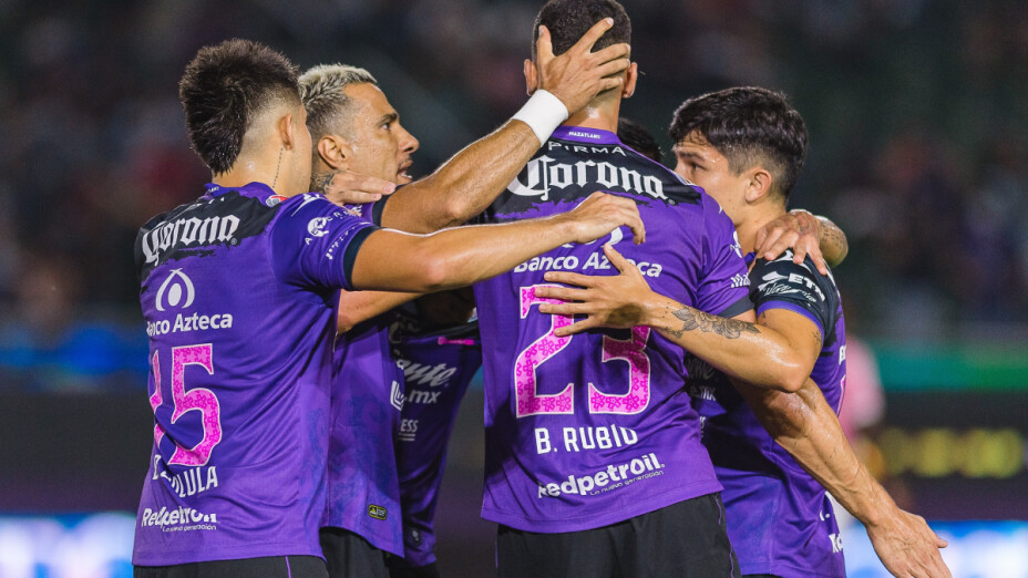 Mazatlán festeja el gol frente al Atlas.