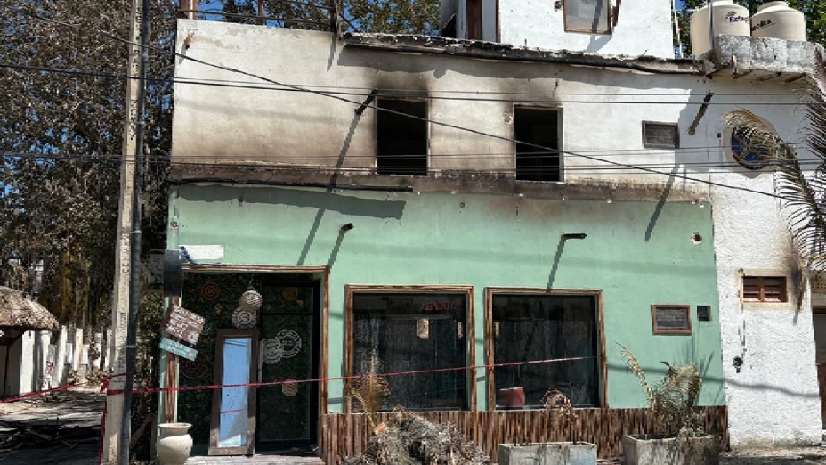 VIDEO: ¡Totalmente consumido! Así quedó un hotel tras el incendio en Holbox