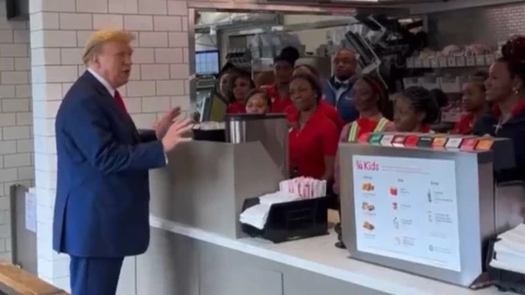 Donald Trump en un local de comida r&aacute;pida en Atlanta