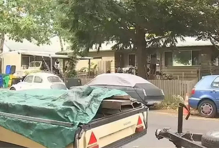 Niña encadenada y torturada