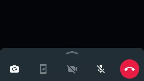 El segundo icóno de izquierda a derecha, que parece un teléfono es el que se debe selccionar al iniciar una videollamada en WhatsApp para compartir la pantalla con el otro usuario.