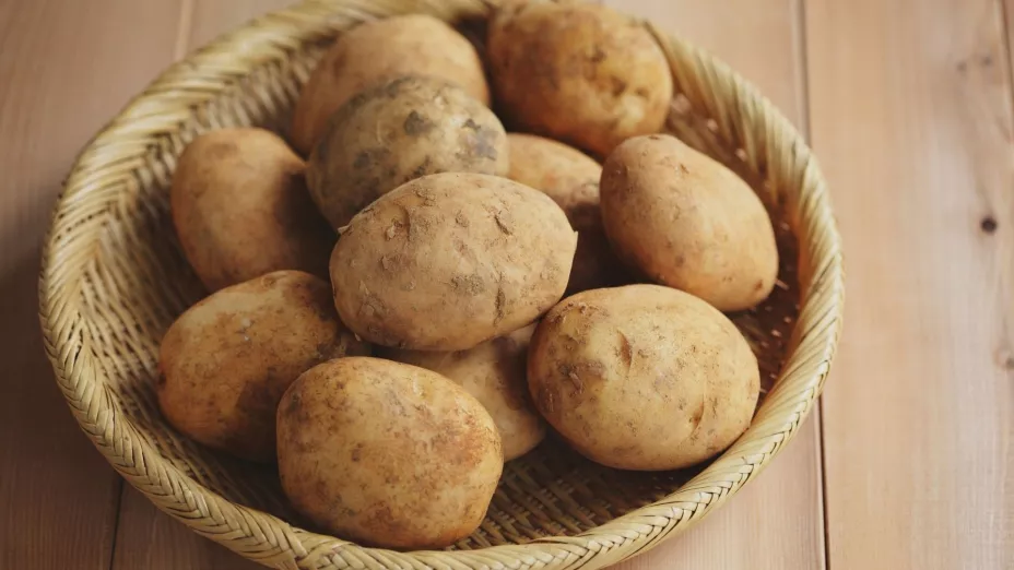 Aunque solo se las piensa para la cocina, las papas son muy útiles para quitar el mal olor que deja la comida pasada.
