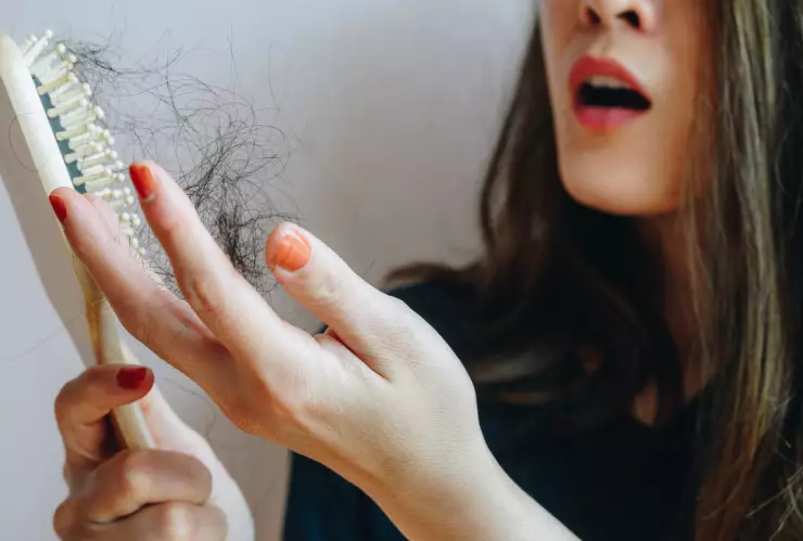 vitaminas caída cabello estrés