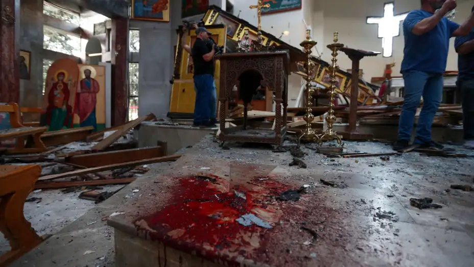Escena en la iglesia Mar Elias en Dweil’a, Siria, luego de un atentado.