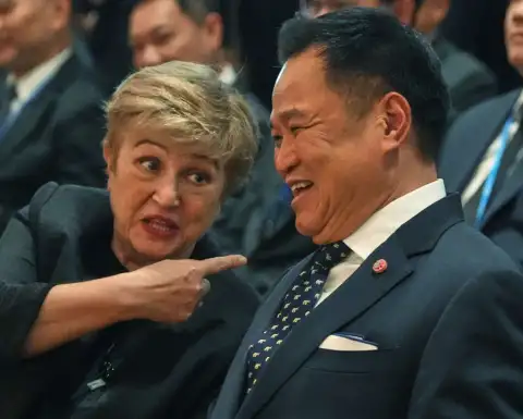 Kristalina Georgieva con el premier de Tailandia, Anutin Charnvirakul.