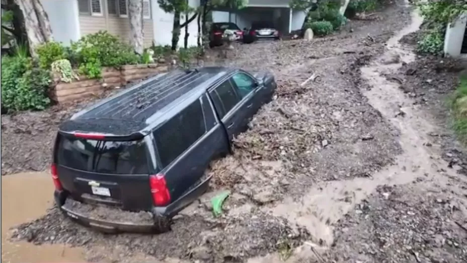 Tormenta en California carros atrapados