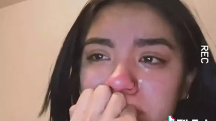 Maestra obliga a estudiante a exponer tras el funeral de su abuelito 