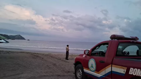 Mantienen alerta por tsunami en Jalisco a 13 horas del terremoto en Rusia; video del oleaje en Puerto Vallarta