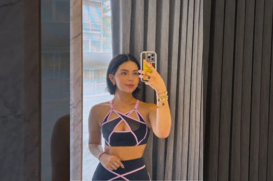 Ángela Aguilar foto en el espejo.jpg