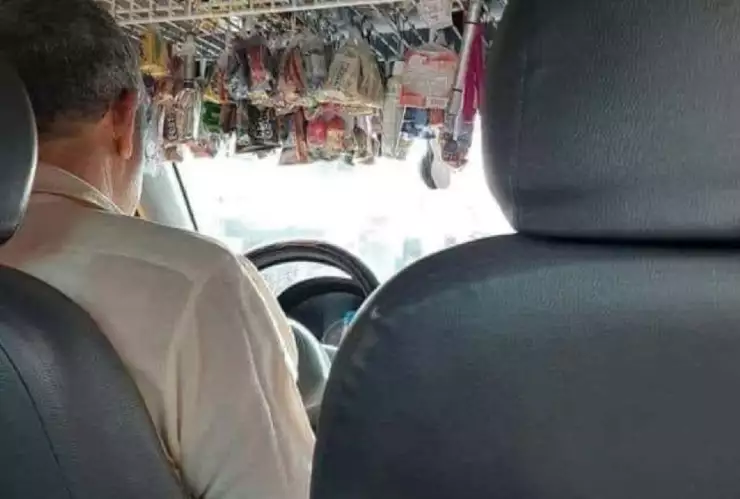 Taxista se viraliza por vender productos dentro de su unidad