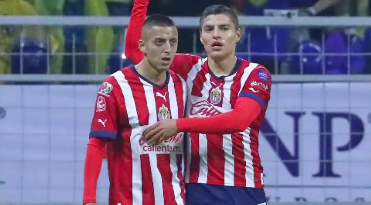 Piojo Alvarado y Cisneros celebrando el gol de Chivas