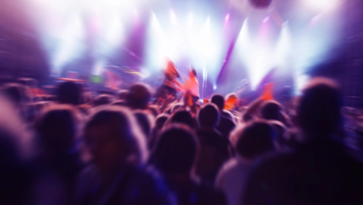 Video, jóvenes meten botella de alcohol en un yeso para entrar a concierto en Brasil