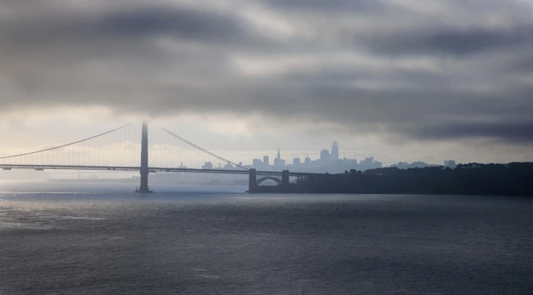Nube de lluvia cubre el cielo del Área de la Bahía de San Francisco, California