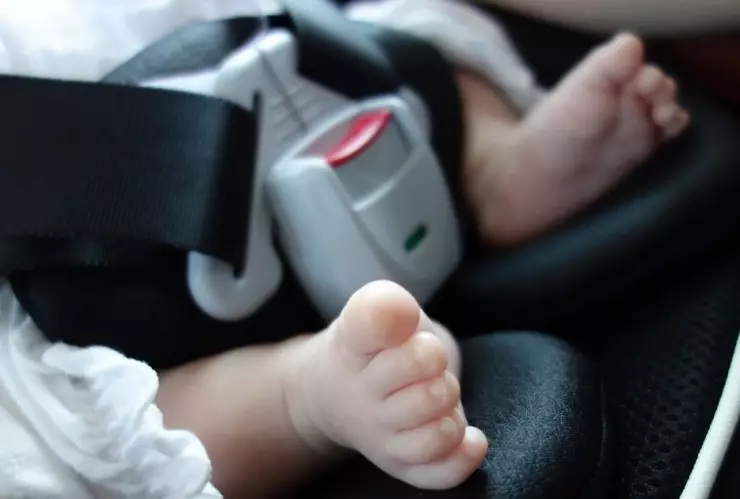 Niña olvidada, auto, 7 horas.jpg