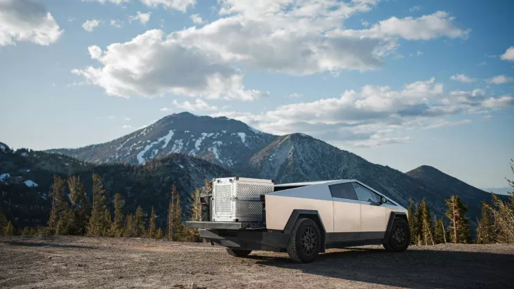 Tres estudiantes en California mueren atrapados en un Cybertruck en llamas.jpg