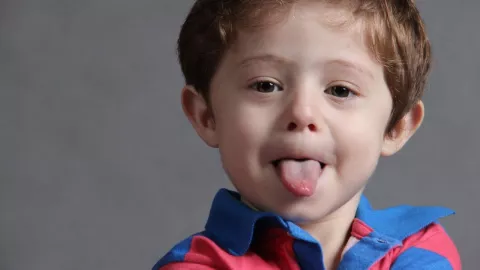 ¿Qué significa sacar la lengua mientras escribes según la psicología?