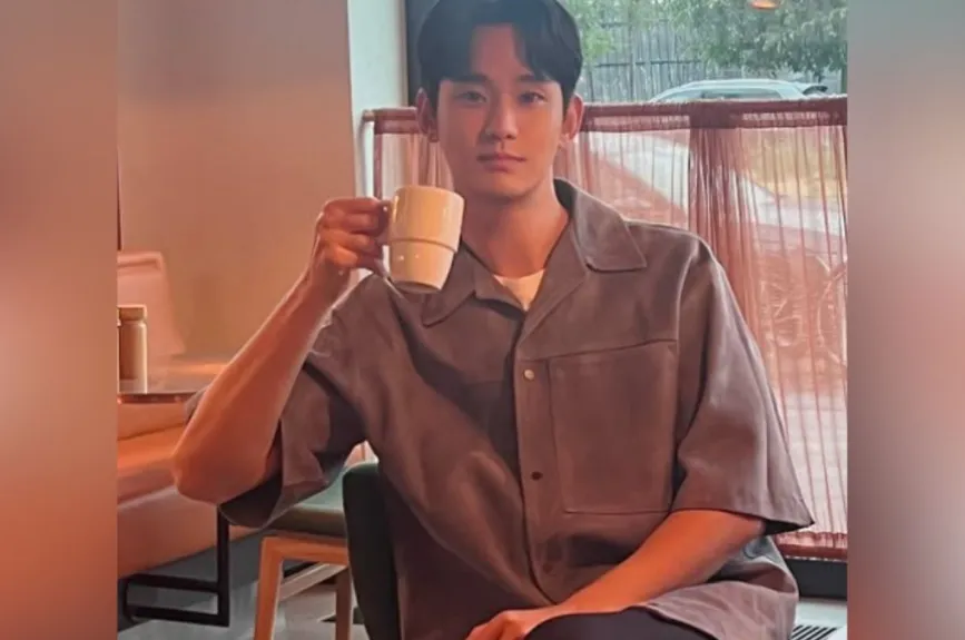Además, se reveló que la agencia de Kim Soo-hyun, Gold Medalist, había presionado a Kim Sae-ron para que devolviera una deuda de 700 millones de wones. Esta situación generó especulaciones sobre una posible influencia en la trágica muerte de Kim Sae-ron en febrero de 2025.
Crédito: @soohyun_k216