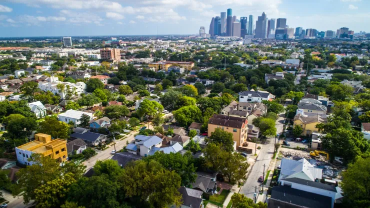 Foto aérea de los suburbios de Houston y detrás el centro financiero.