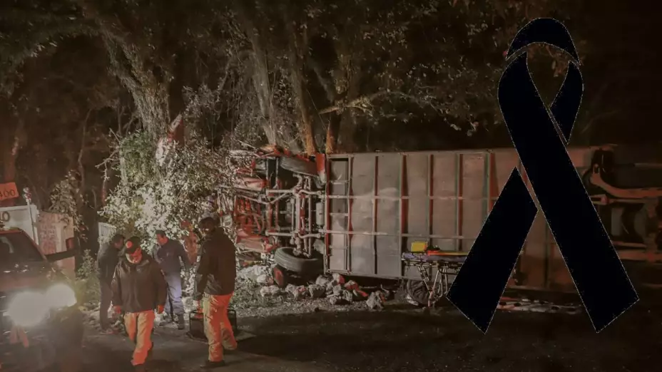 Vuelca autobús que transportaba a miembros de una banda musical.