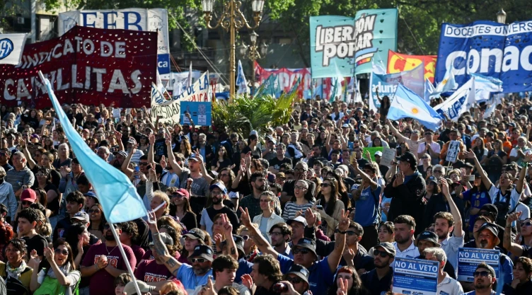 Estudiantes protestaron contra el veto de ley para financiar las universidades en Argentina.