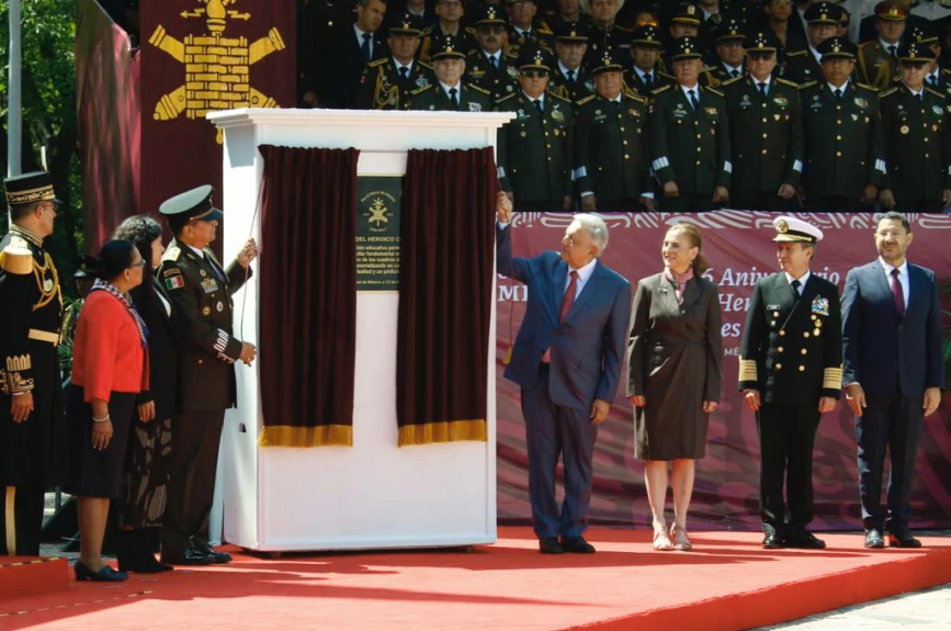 AMLO devela placa por los 200 años del Heroico Colegio Militar