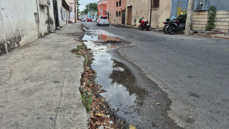 Fuga de agua en el centro de Mérida deja las calles inundadas