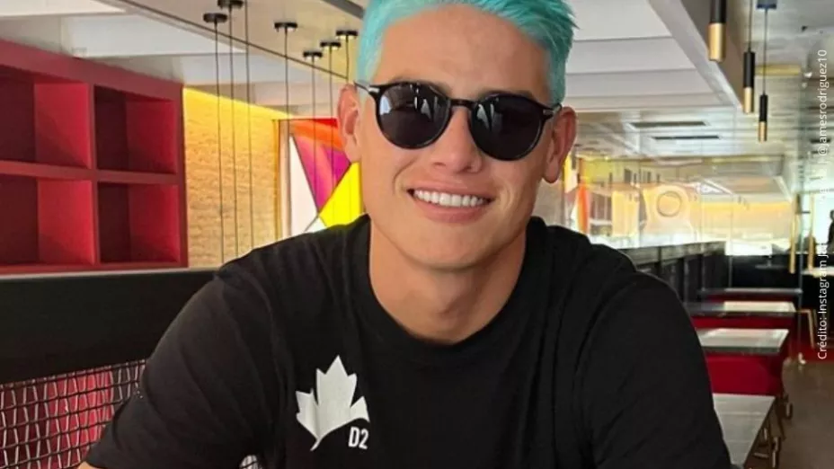 James Rodríguez con gafas y cabello azul..jpg