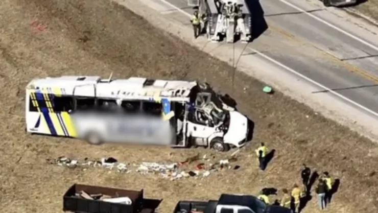 Volcadura de autobús estudiantil deja un muerto y 32 lesionados; difunden FUERTES IMÁGENES del accidente