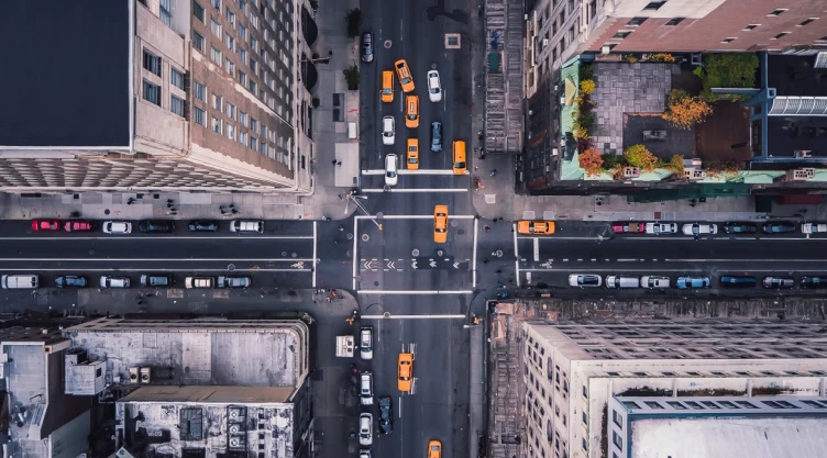 Autos recorren las calles de Manhattan, Nueva York