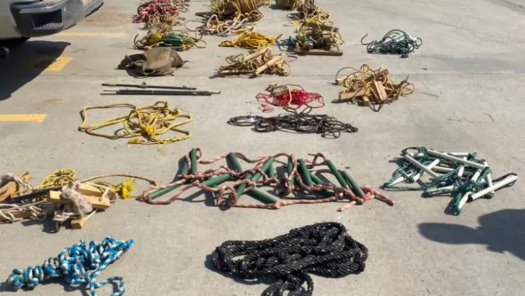 Encuentran escaleras para cruzar el muro fronterizo en Tijuana.