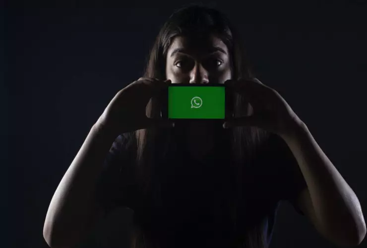 Así puedes descubrir si WhatsApp te espía por la cámara