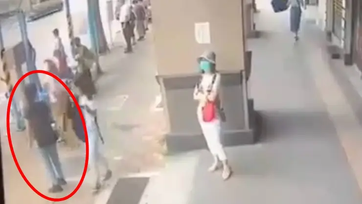 Aire acondicionado le cae a mujer en Taiwán