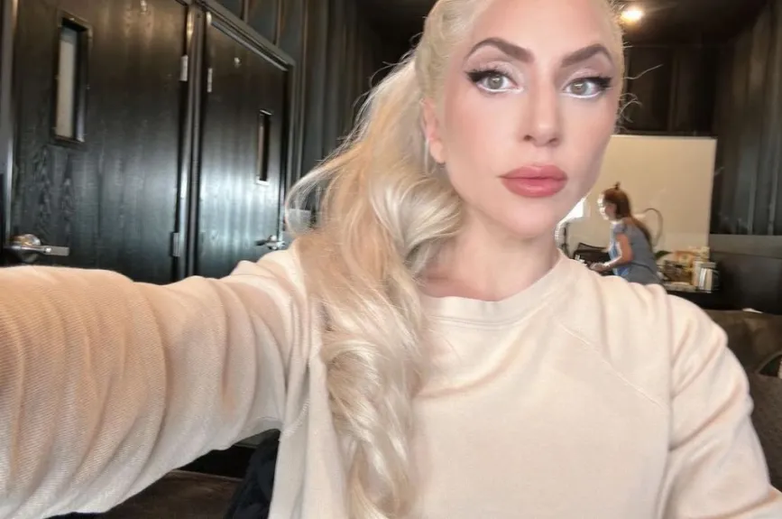 Lady Gaga cabello recogido.jpg