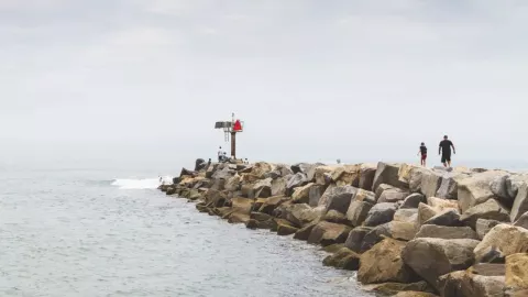 ¡Pequeño heroe! Niño de 12 años se lanza al mar y salva a tres personas en California
