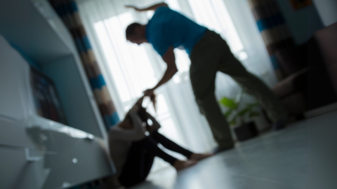 policía golpea a exnovia en Puebla